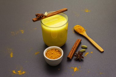 Altın zerdeçal süt