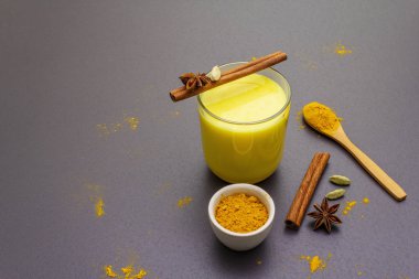 Altın zerdeçal süt