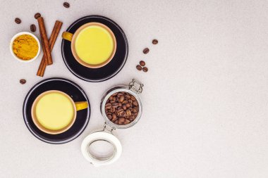 Altın sarısı tarçınlı kahve latte.