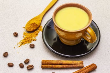 Altın sarısı tarçınlı kahve latte.