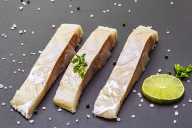 Taze pollock parçaları