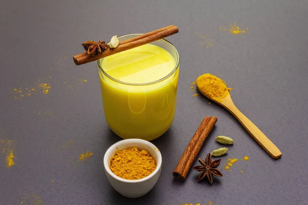 Altın zerdeçal süt