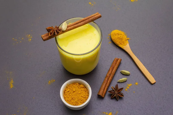 Altın zerdeçal süt