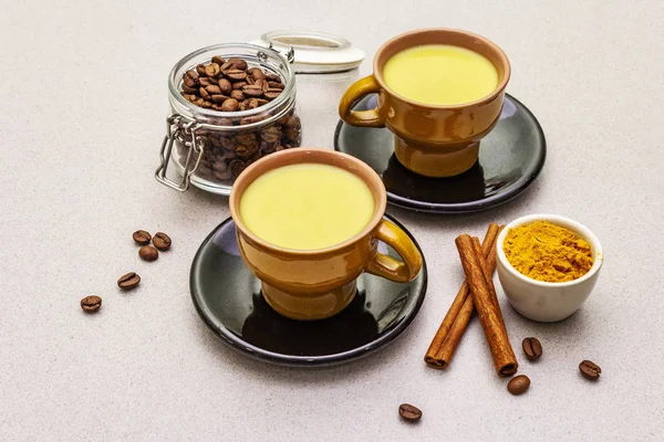 Altın sarısı tarçınlı kahve latte.