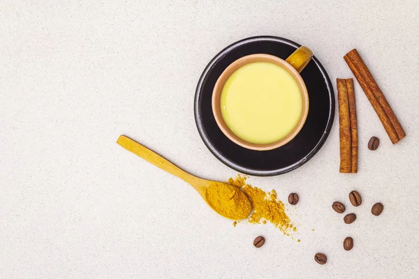 Золотой куркумы латте с корицей — стоковое фото