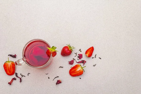 Summer strawberry hibiscus green tea — Stock Photo, Image