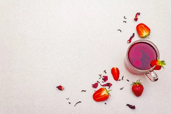 Chá verde de hibisco de morango de verão — Fotografia de Stock