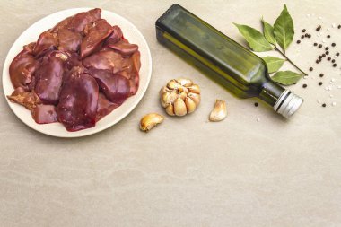 Taş zeminde baharatlı çiğ tavuk ciğeri. Sarımsak, zeytinyağı, karabiber, defne yaprağı, kopyalama alanı.