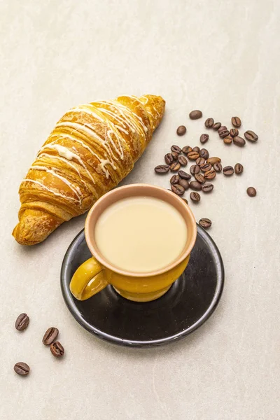 Une tasse de café frais avec croissant. Le concept sur fond de pierre . — Photo