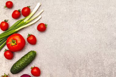 Çeşitli taze organik sebzeler. Yemek pişirme taşı arka planı. Sağlıklı vejetaryen (vejetaryen) yeme konsepti, kopyalama alanı, üst görünüm, düz uzanma.