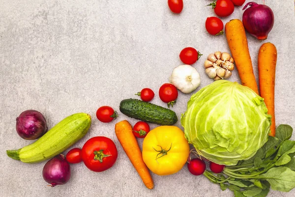 Surtido de verduras orgánicas frescas. Fondo de piedra de cocina de alimentos. Saludable vegetariano (vegano) concepto de alimentación, vista superior espacio de copia plana laico . — Foto de Stock