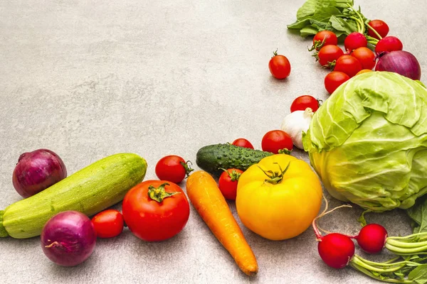 Surtido de verduras orgánicas frescas. Fondo de piedra de cocina de alimentos. Vegetariano saludable (vegano) concepto de alimentación, espacio de copia . — Foto de Stock