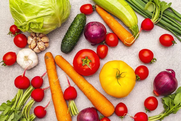 Surtido de verduras orgánicas frescas. Fondo de piedra de cocina de alimentos. Vegetariano saludable (vegano) concepto de alimentación, primer plano, vista superior, acostado plano . — Foto de Stock