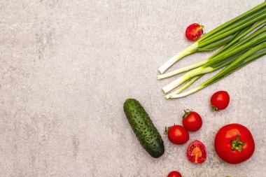 Çeşitli taze organik sebzeler. Yemek pişirme taşı arka planı. Sağlıklı vejetaryen (vegan) yeme konsepti, üst görünüm, düz yatış, kopyalama alanı.