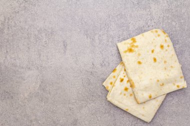 Taş zeminde pide lavı. Yemek pişirme arka planı, duvar kağıdı, üst manzara.