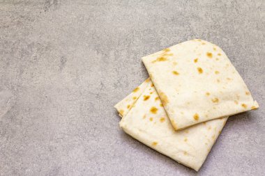 Taş zeminde pide lavı. Yemek pişirme arka planı, duvar kağıdı.