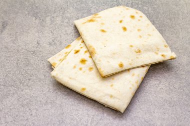 Taş zeminde pide lavı. Yemek pişirme arka planı, duvar kağıdı.