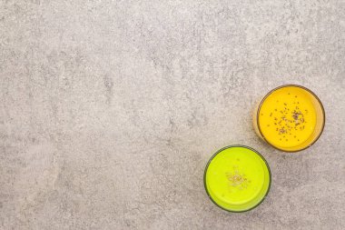 Organik salatalık ve susam ve chia tohumlu havuç püresi. Sağlıklı beslenme konsepti. Bir taş arkaplanda, boşluk kopyala, üst görünüm.
