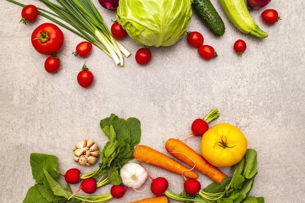 Surtido de verduras orgánicas frescas. Fondo de piedra de cocina de alimentos. Vegetariano saludable (vegano) concepto de alimentación, vista superior, acostado plano . — Foto de Stock