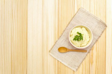 Seramik kasede taze maydanozlu patates püresi. Kaliteli keten peçetede taş zemin üzerinde, kopyalama alanı, üst görünüm.