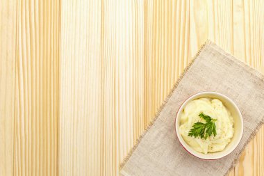 Seramik kasede taze maydanozlu patates püresi. Kaliteli keten peçeteye taş zemin, üst görünüm, boşluğu kopyala.