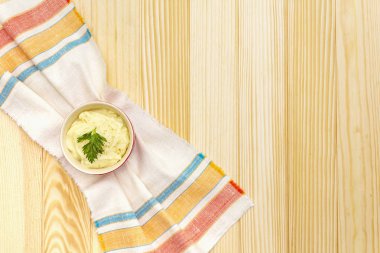 Seramik kasede taze maydanozlu patates püresi. Kaliteli keten peçeteye taş zemin, üst görünüm, boşluğu kopyala.