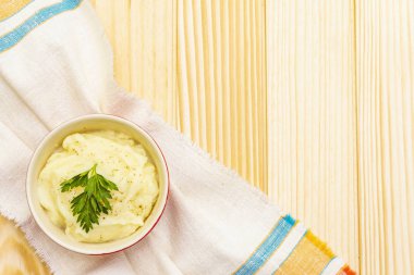 Seramik kasede taze maydanozlu patates püresi. Kaliteli keten peçeteye taş zemin, üst görünüm, kopyalama alanı, kapat.