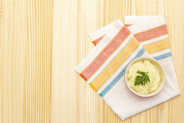 Seramik kasede taze maydanozlu patates püresi. Kaliteli keten peçetede taş zemin üzerinde, kopyalama alanı, üst görünüm.