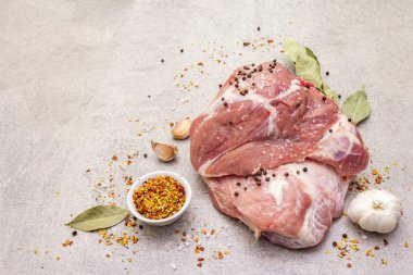 Çiğ domuz omuzu ve baharat. Saha yaprağı, sarımsak. Taş bir arkaplanda, boşluğu kopyala.