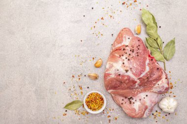 Çiğ domuz omuzu ve baharat. Saha yaprağı, sarımsak. Bir taş arkaplanda, boşluk kopyala, üst görünüm.