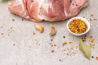 Çiğ domuz omuzu ve baharat. Saha yaprağı, sarımsak. Taş bir arkaplanda, boşluğu kopyala.