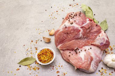 Çiğ domuz omuzu ve baharat. Saha yaprağı, sarımsak. Taş bir arkaplanda, boşluğu kopyala.