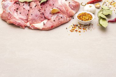 Çiğ domuz omuzu ve baharat. Saha yaprağı, sarımsak. Taş bir arkaplanda, boşluğu kopyala.
