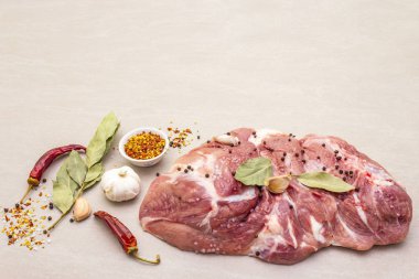 Çiğ domuz omuzu ve baharat. Saha yaprağı, sarımsak. Taş bir arkaplanda, boşluğu kopyala.