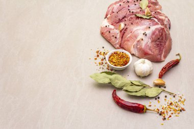 Çiğ domuz omuzu ve baharat. Saha yaprağı, sarımsak. Taş bir arkaplanda, boşluğu kopyala.