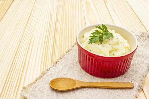 Warm mashed potatoes in a ceramic bowl with fresh parsley. On a vintage linen napkin on a stone background, copy space. — Stock Photo, Image