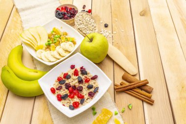 Sağlıklı vejetaryen kahvaltısı, yulaf ezmesi ve meyve..