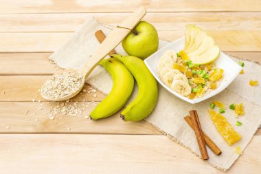 Sağlıklı vejetaryen kahvaltısı, yulaf ezmesi ve meyve..