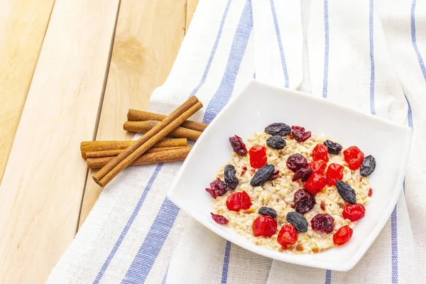 健康素食(素食主义者)早餐，配以燕麦和水果. — 图库照片