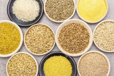 Sağlıklı gıda vejetaryeni (vegan) kavramı. Çeşitli organik tahıllar, baklagiller, tam tahıllar..