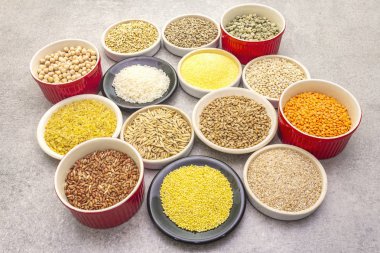 Sağlıklı gıda vejetaryeni (vegan) kavramı. Çeşitli organik tahıllar, baklagiller, tam tahıllar..