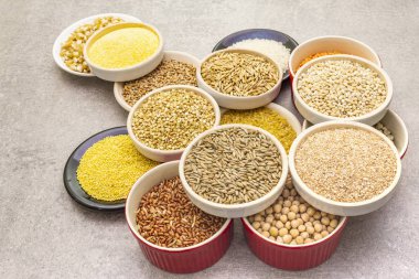 Sağlıklı gıda vejetaryeni (vegan) kavramı. Çeşitli organik tahıllar, baklagiller, tam tahıllar..