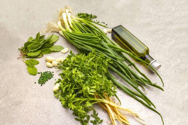 Taş zeminde taze yeşiller