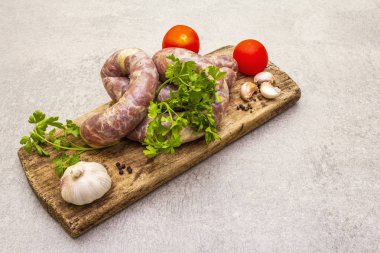 pişmemiş domuz sosisi