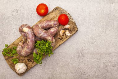 pişmemiş domuz sosisi