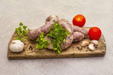 pişmemiş domuz sosisi