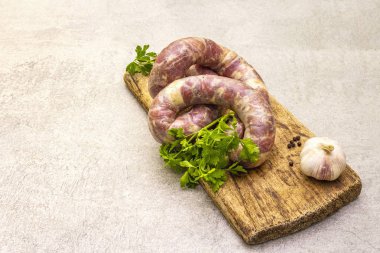 pişmemiş domuz sosisi