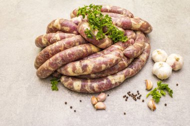 pişmemiş domuz sosisi