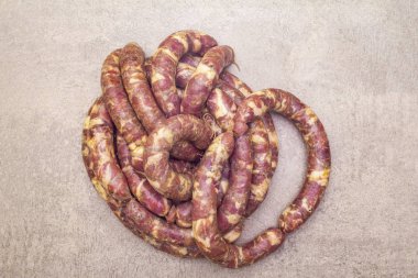 pişmemiş domuz sosisi