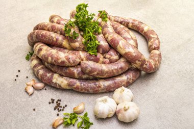 pişmemiş domuz sosisi